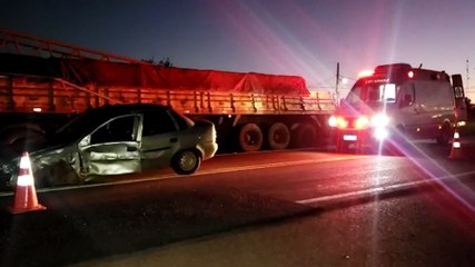 Dois caminhões e um carro colidem na BR-277 em Santa Tereza do Oeste