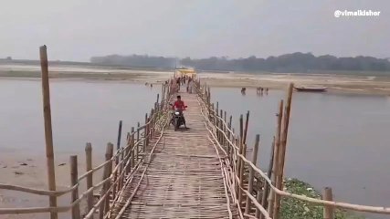 पूर्णिया: सिमलबाड़ी घाट पर पुल नहीं होने से ग्रामीणों ने चचरी पुल बना किया यातायात बहाल