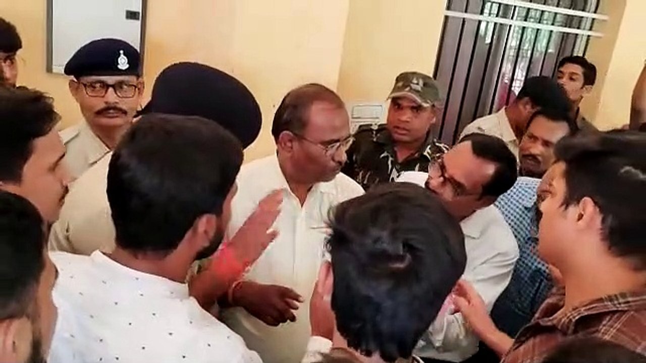 स्कूल वैन से बच्ची गिरने की घटना के विरोध में nsui ने डीईओ कार्यालय का किया घेराव