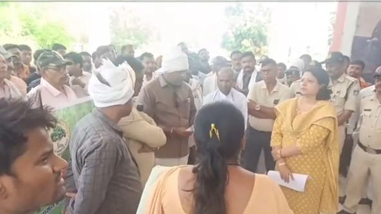 बुरहानपुर: स्थानांतरण के विरोध में कर्मचारी उतरे सडक पर, की यह मांग