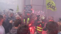 Retraites: des centaines de manifestants envahissent le parvis de La Défense et le siège d’Euronext