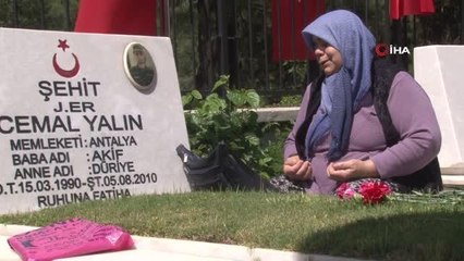 Antalya'da mezarlıklarda ziyaretçi yoğunluğu yaşandı