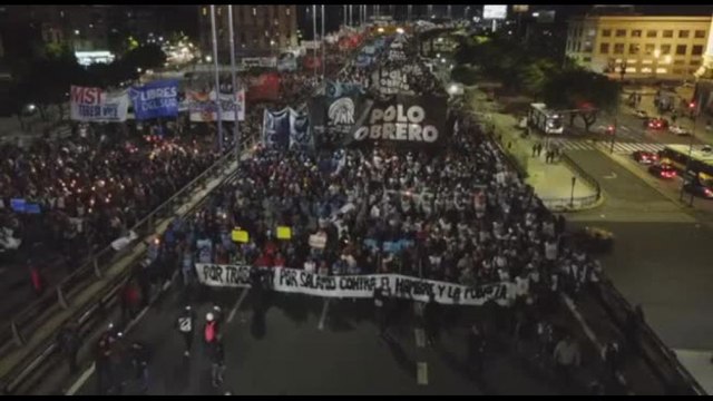 In migliaia marciano a Buenos Aires: Fuori il Fondo monetario