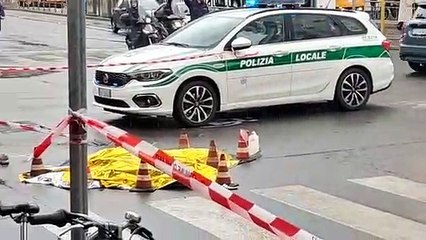 Milano, ciclista travolta da una betoniera: muore sul colpo
