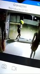 Mulher de peruca arromba e furta loja de roupas