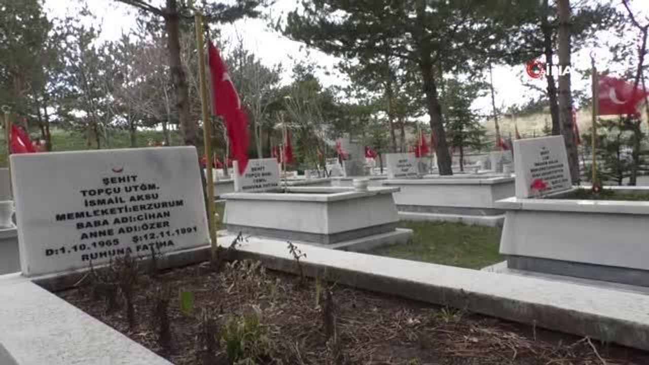 Sosyal Hizmetler kuruluşlarında kalan çocuklar şehitler için hatim okuduÇocuklar hatim duasını şehitlikte yaptı