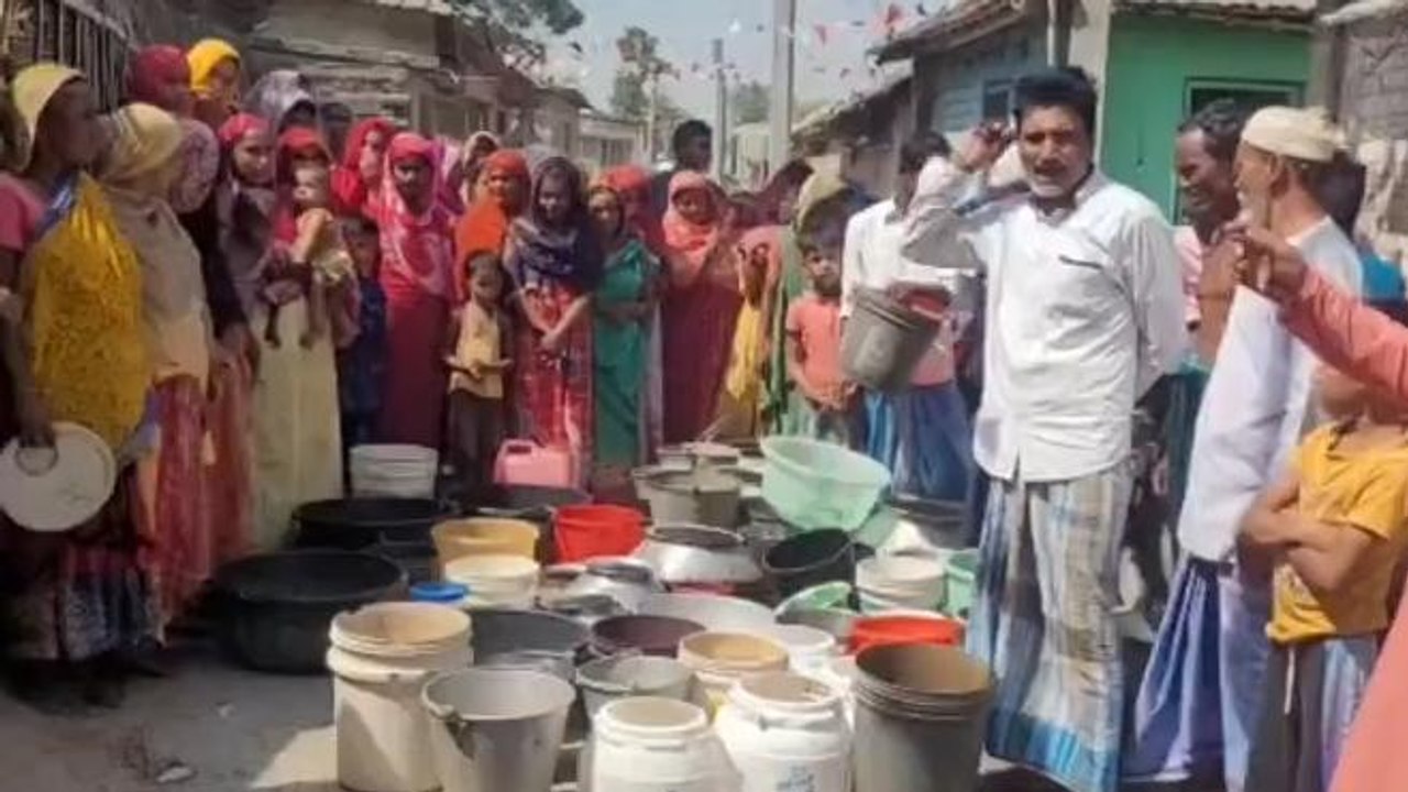 হরিশ্চন্দ্রপুরঃ তীব্র গরমে পানীয় জলের জন্য হাহাকার ,রাস্তায় বালতি রেখে বিক্ষোভ