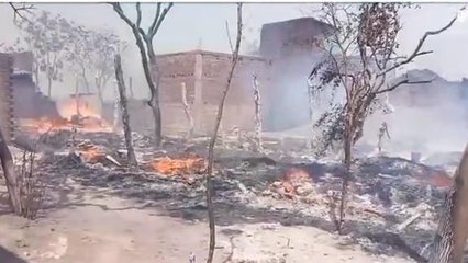 कुशीनगर: खाना बनाते समय लगी आग, दर्जनों झोपड़ी जल कर हुए खाक, लाखों का हुआ नुकसान