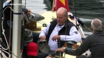 Juan Carlos I se deja ver en el puerto de Sangenjo para navegar a bordo del Bribón