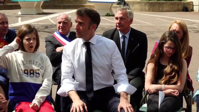 Emmanuel Macron veut des services complets de 35h pour les accompagnants des élèves en situation de handicap dès la rentrée prochaine
