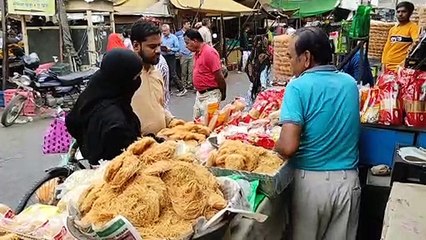 देखें Video: ईदुल फितर के लिए खरीद रहे मिठाइयां और सिवइयां