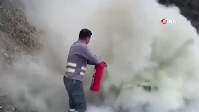 Alev alev yanan otomobili ceketi ile söndürmeye çalıştı, imdadına diğer sürücüler yetişti