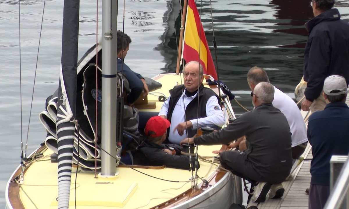 Zarpa el Bribón: Juan Carlos I ya navega en aguas gallegas