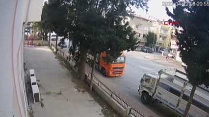 SOKAKTA YÜRÜYEN KADININ TELEFONUNU ALAN KAPKAÇÇILAR YAKALANDI