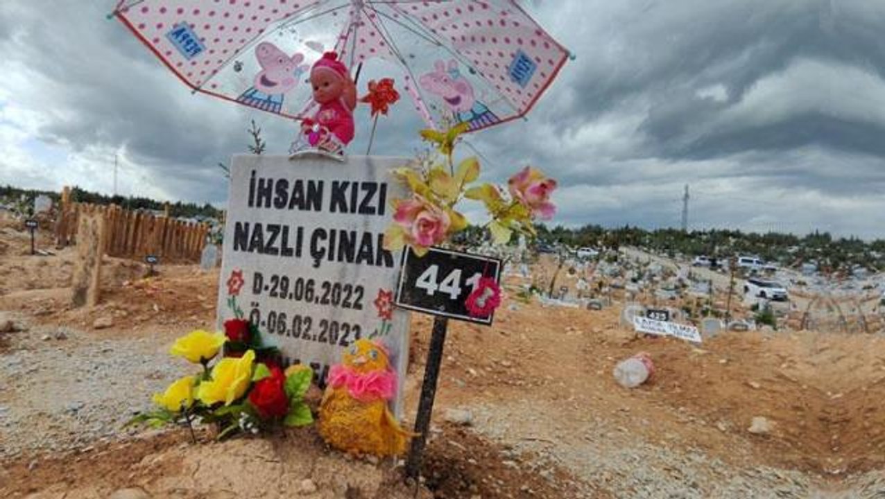 Arefe gününde yürek burkan görüntüler! Depremde ölen çocukların bayram hediyeleri mezarlarına bırakıldı