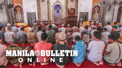 Muslims gather for their noontime prayer ahead of  Eid'l Fitr