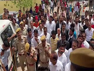 न्यायालय परिसर में आरोपी से धक्कामुक्की, वकीलों व पुलिस के बीच काफी देर तक तकरार