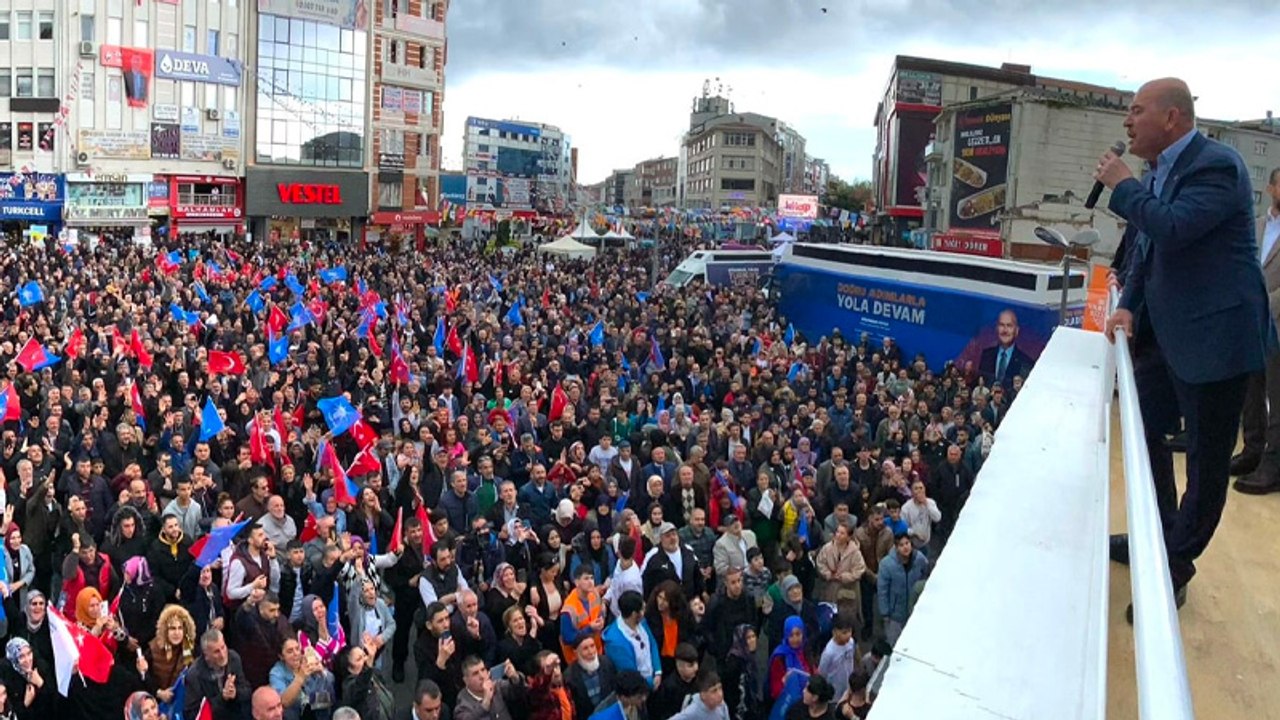 Süleyman Soylu, seçim otobüsü üzerinden HDP'lilere tepki gösterdi: Ülkenin İçişleri Bakanı burada konuşuyor ama bunlar 45 dakikadır müziğin sesini son ses açarak provakasyon yapıyorlar