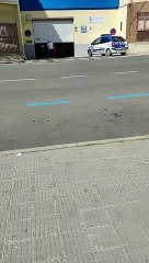 Un hombre la emprende a patadas con la puerta del depósito municipal de Zamora