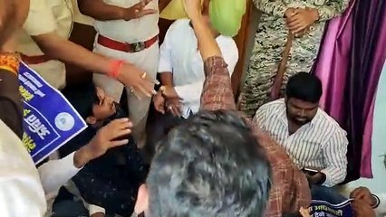डीईओ आफिस में एनएसयूआई का हंगामा