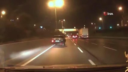 Esenler'de makas atarken başka otomobile çarpıp böyle kaçtı