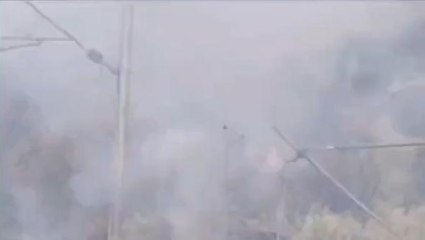 आगरा: रेलवे ट्रैक के किनारे लगी आग, लोगों में मची भगदड़