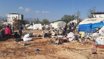 Pazarcık'ta fırtına çatıları uçurdu: Yaralılar var