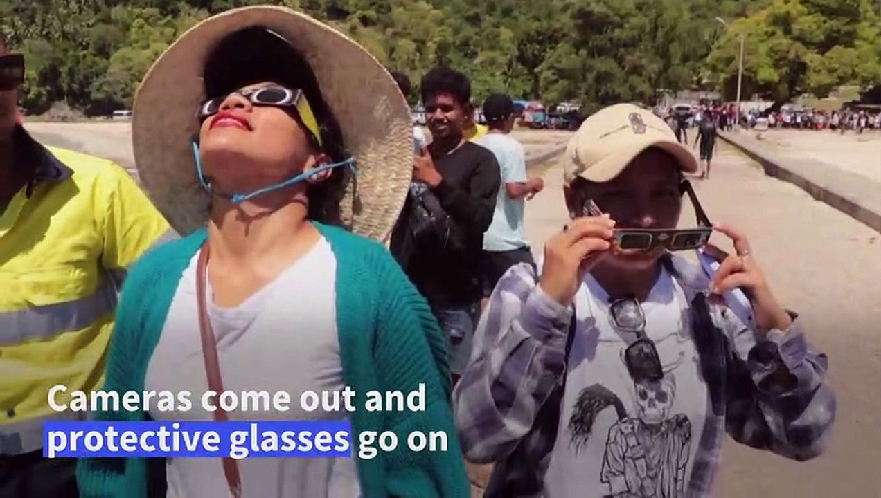 Crowds gather to watch Pacific total solar eclipse