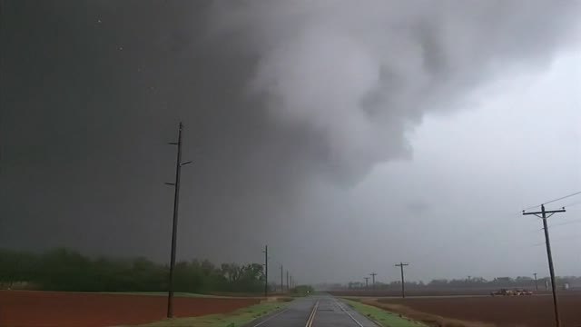 Un tornado deja dos muertos y destruye casas y carreteras en Oklahoma