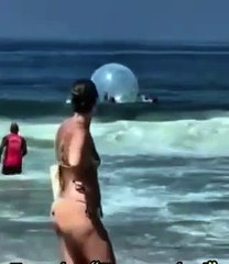Bombeiros resgatam casal preso em bolha inflável na praia de Copacabana