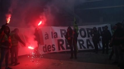 Las protestas siguen a Macron en segundo viaje para reconectar con ciudadanos