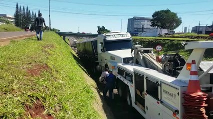 Caminhão cai na valeta após sofrer pane mecânica