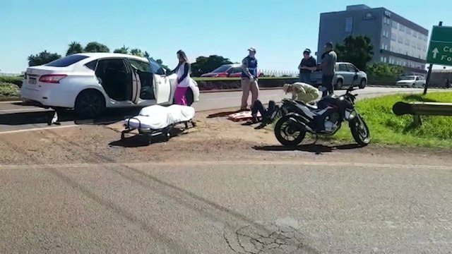 Motociclista fica ferido em colisão traseira na Rua Carlos Gomes