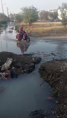एमआर-10 के नजदीक लीकेज के कारण सड़कों पर बहता नर्मदा का पानी