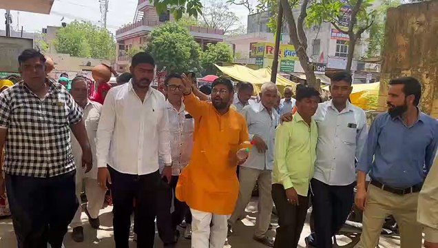 परेशान लोगों का फूटा गुस्सा, सहायक अभियंता को गंदा पानी पिलाने की कोशिश