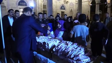 Simitçi çocuğun simitleri satılmayınca hemşehrimiz devreye girdi!