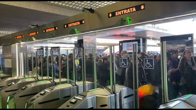 A Termini folla e qualche ritardo ma graduale ritorno alla normalità