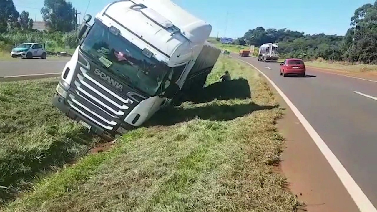 Caminhão vai parar no canteiro após  problemas mecânicos na BR-277