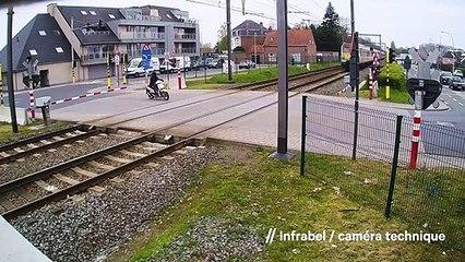 Un homme en scooter coupe la route d'un train et frôle le pire