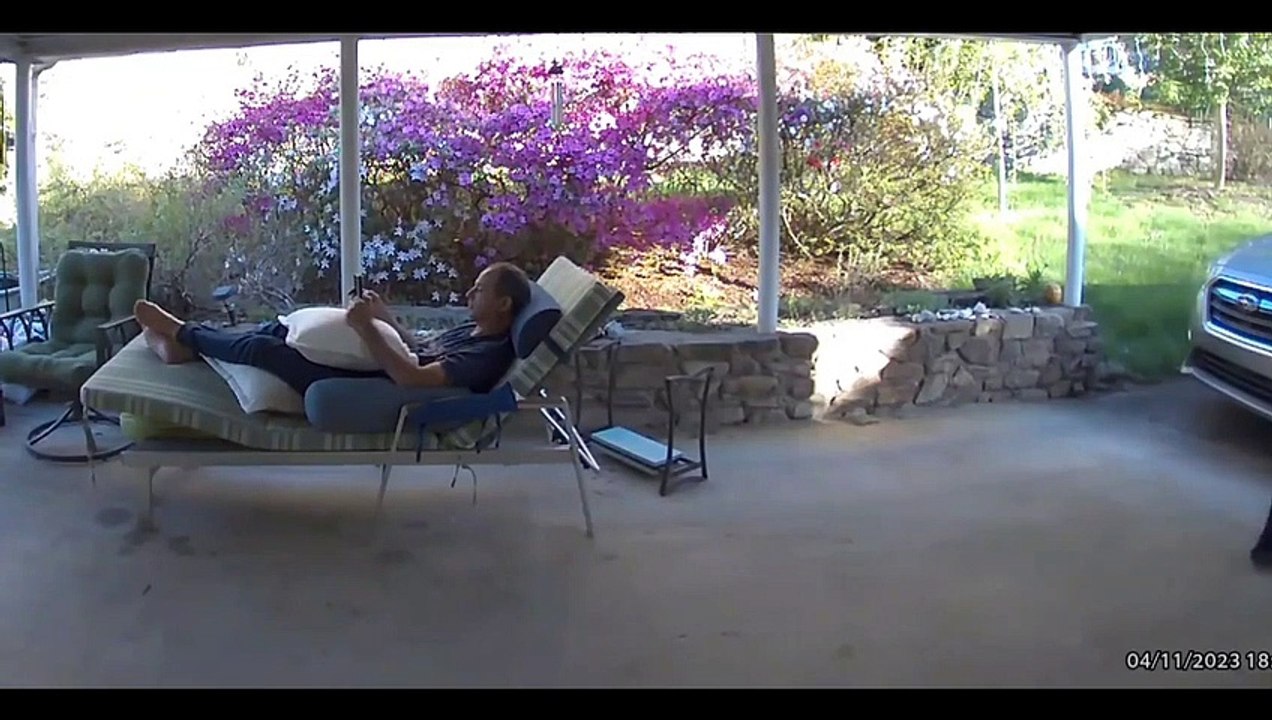 Un ours rend une petite visite à un homme sous son porche... un peu flippant