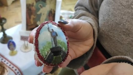 Desplazados de Mariupol expresan su nostalgia pintando huevos de pascua