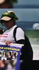 Vídeo mostra casal à deriva dentro de bolha inflável na praia sendo salvo