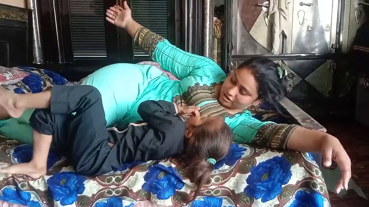 Beti Ko Tyar Kia - Pakistani Mother Love Her Baby - Mother Love ...
