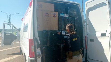 PRF apreende ambulância 'recheada' de cigarros no Paraná