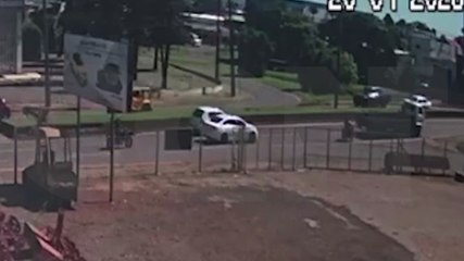 Câmera registra colisão traseira na Rua Carlos Gomes
