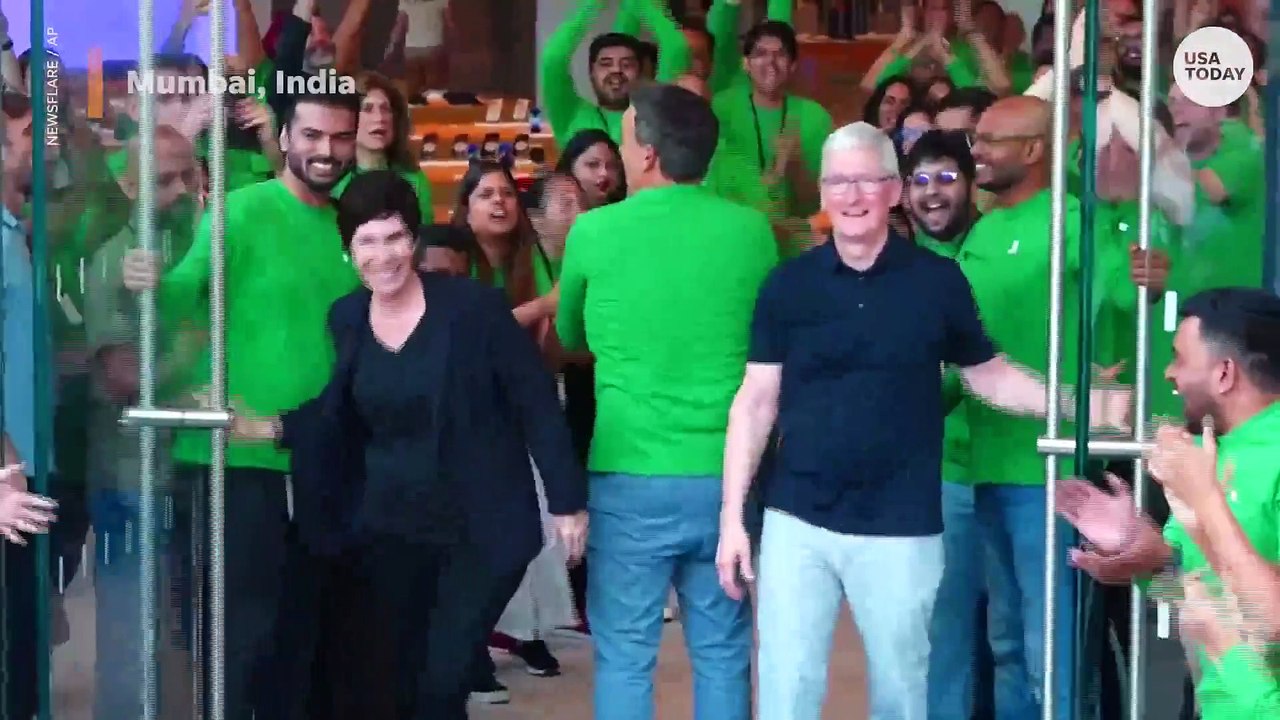 Tim Cook shocked to see an original Macintosh  2023