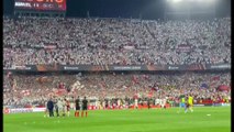 Sevillistas con la afición tras el 3-0