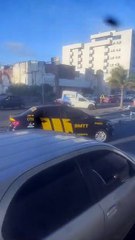 Idosa fica ferida após colisão entre ambulância e poste na Av. da Paz