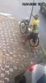 Brasil. Arranca poste para roubar bicicleta amarrada (e foge com ambos)