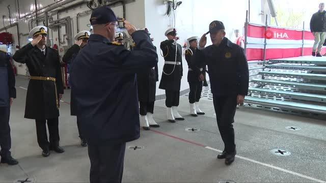 Bakan Akar, ramazanın son iftarını şehit aileleri ve gazilerle TSK'nın yeni amiral gemisinde yaptı